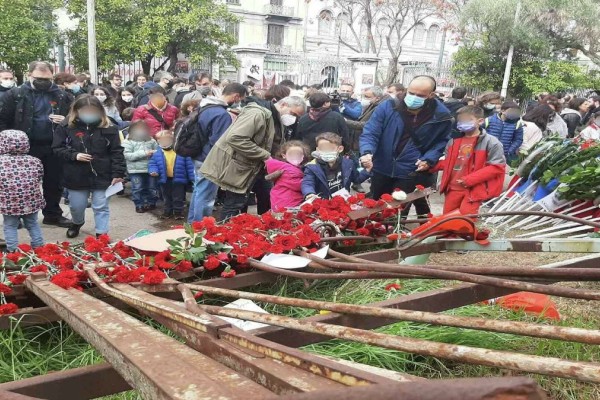 Πολυτεχνείο: Αυτή είναι η συγκινητική ζωγραφιά ενός μικρού παιδιού - «Ψωμί, Παιδεία, Ελευθερία, Δημοκρατία»