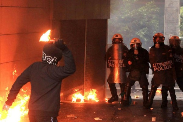 Πειραιάς: Πρώτη φυλάκιση για ρίψη μολότοφ - Στη φυλακή δύο νεαροί