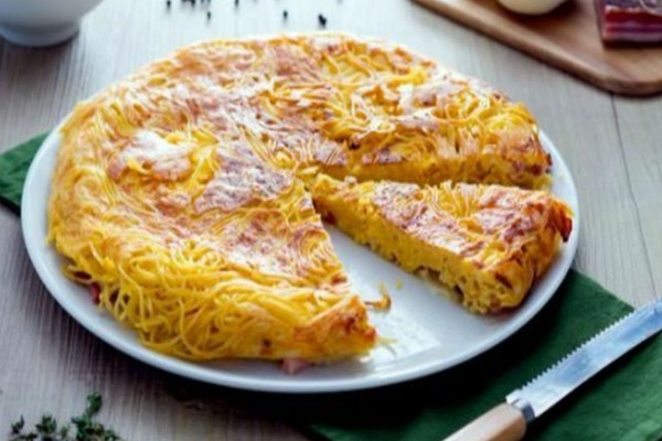 Σας περίσσεψαν μακαρόνια; Φτιάξτε στο πι-κε-φι φριτάτα με τυρί και γιαούρτι
