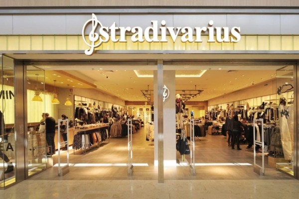 Το μπουφάν με 29,99 ευρώ από τα Stradivarius που θα γίνει το καθημερινό σας πανωφόρι