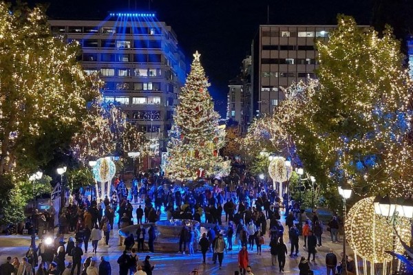 Γιορτινή ατμόσφαιρα στο Σύνταγμα: Φωταγωγήθηκε το χριστουγεννιάτικο δέντρο