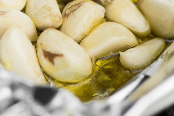 Τυλίγει το σκόρδο με αλουμινόχαρτο και τα τοποθετεί στον φούρνο - Ο λόγος; Θα σας τρελάνει