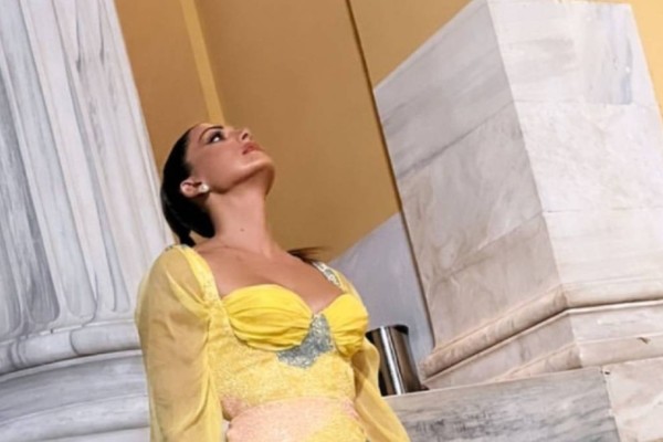 AXDW: Έκλεψε τις εντυπώσεις με κίτρινο μίνι φόρεμα η Σταματίνα Τσιμτσιλή - Σαν μοντέλο της πασαρέλας
