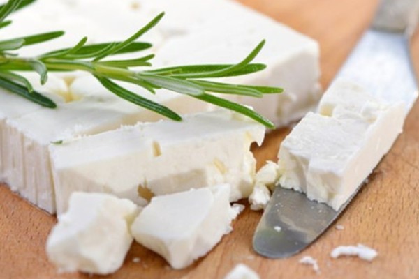 Το απόλυτο κόλπο για να μη μουχλιάσει ποτέ ξανά το τυρί στο ψυγείο σας!