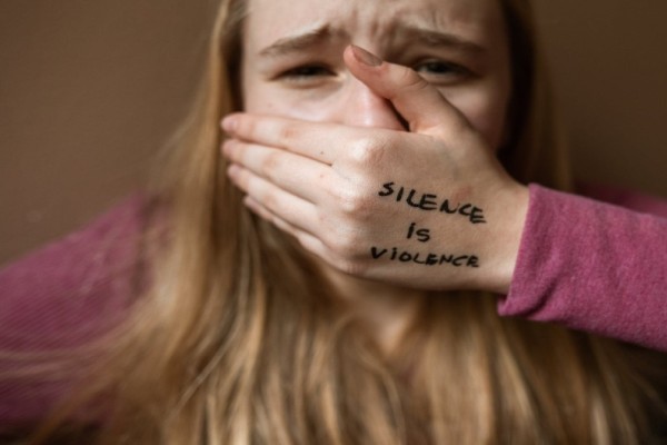 Σοκαριστικό βίντεο: Κορίτσι έπεσε θύμα ξυλοδαρμού από συμμαθήτρια της 