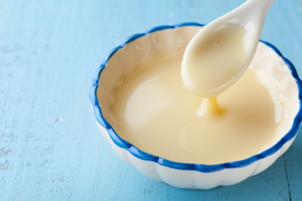 Έτσι φτιάχνεις το πιο εύκολο και νόστιμο σπιτικό ζαχαρούχο γάλα