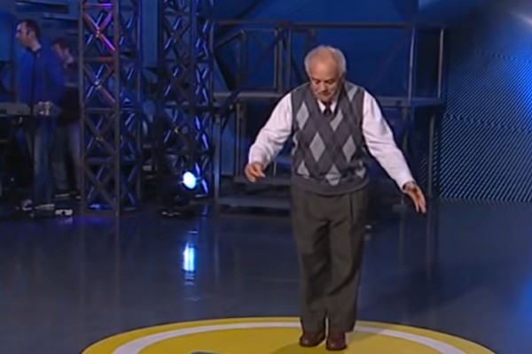 93χρονος λεβέντης παππούς χορεύει το πιο μάγκικο ζεϊμπέκικο στην Αννίτα Πάνια και κάνει... τα τσιμέντα του πλατό να πέσουν