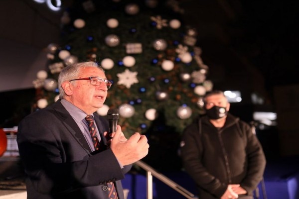 Ο Δήμαρχος Αμαρουσίου Θ. Αμπατζόγλου φωταγώγησε το Χριστουγεννιάτικο Δέντρο της ΚΕΔΑ και το Κέντρο Τέχνης & Πολιτισμού του Δήμου