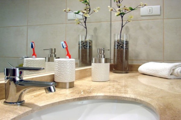 Βρώμικοι καθρέφτες στο μπάνιο; 2 σπιτικά υλικά θα σε σώσουν