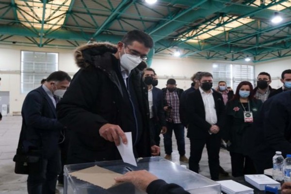 ΚΙΝΑΛ: 69% – 31% προηγείται ο Ανδρουλάκης στο 38% των ψήφων