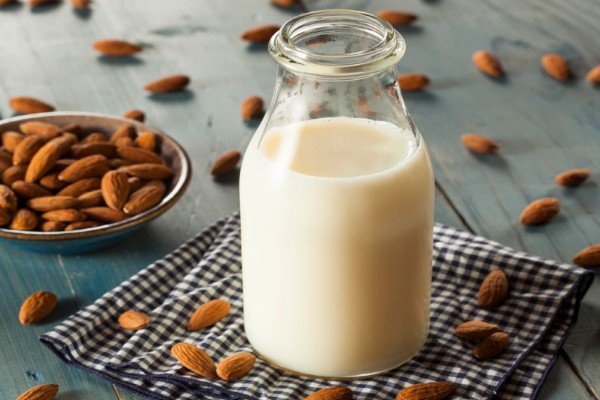 Όσα πρέπει να ξέρετε για το γάλα αμυγδάλου: Οφέλη, θερμίδες και θρεπτικά συστατικά