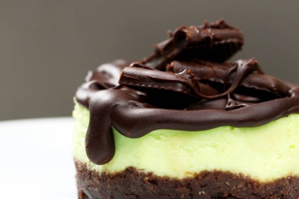Σοκολατένιο cheesecake με γεύση μέντα: Δείτε την συνταγή που έχει ξετρελάνει εκατομμύρια χρήστες του διαδικτύου!