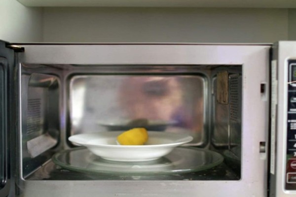 Bάλτε ένα λεμόνι στο φούρνο μικροκυμάτων για 20 δευτερόλεπτα και δείτε τι θα συμβεί (Video)
