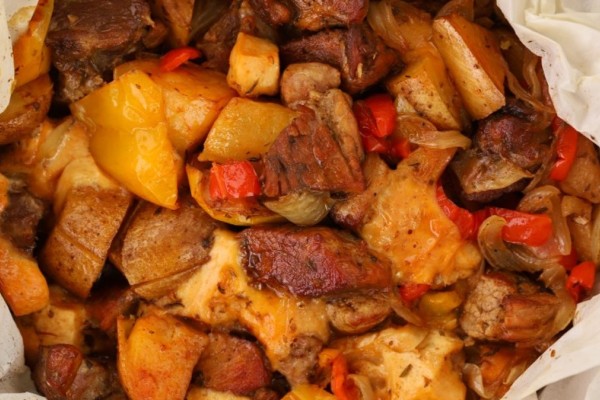 Γκιούλμπασι: Πώς να φτιάξετε το πιο ζουμερό κρέας με λαχανικά και κεφαλοτύρι