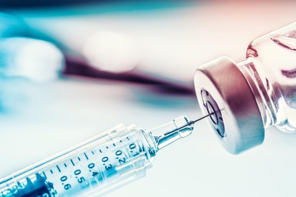 Υποχρεωτικός εμβολιασμός: Το plan b της κυβέρνησης και οι προϋποθέσεις - Τα σενάρια για επέκταση του μέτρου