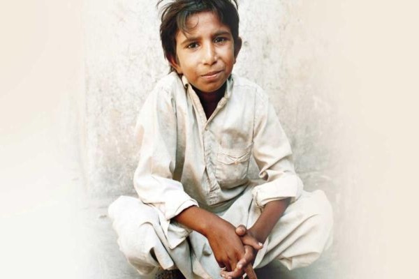Το παιδί σύμβολο κατά της παιδικής εργασίας: Η δύσκολη ζωή του, η ακτιβιστική του δράση και η δολοφονία του