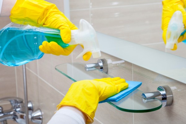 6+1 έξυπνα tips για να καθαρίσετε και να απολυμάνετε το μπάνιο σαν επαγγελματίας