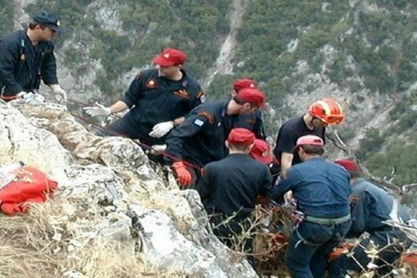 Θρίλερ στο Ηράκλειο: Μεγάλη επιχείρηση διάσωσης ατόμου που έπεσε στα βράχια (photos)