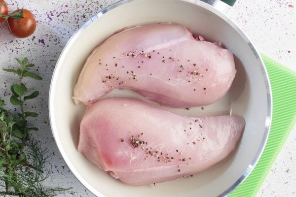 Ωμό κοτόπουλο: 7+1 λάθη που βάζουν σε κίνδυνο την υγεία σας