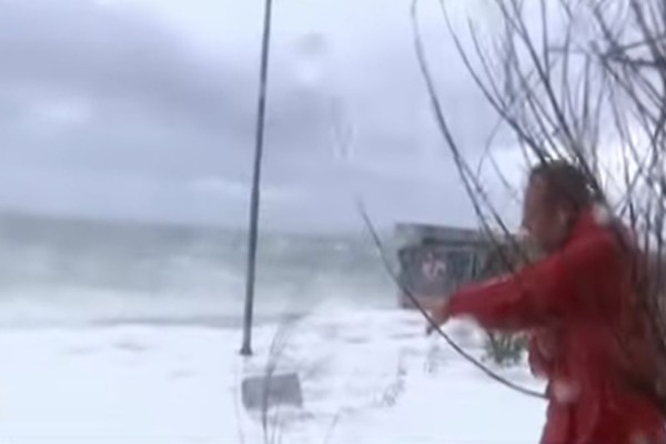 Συγκλονιστικό σκηνικό! Κύματα πήγαν να παρασύρουν ρεπόρτερ του Alpha (video)