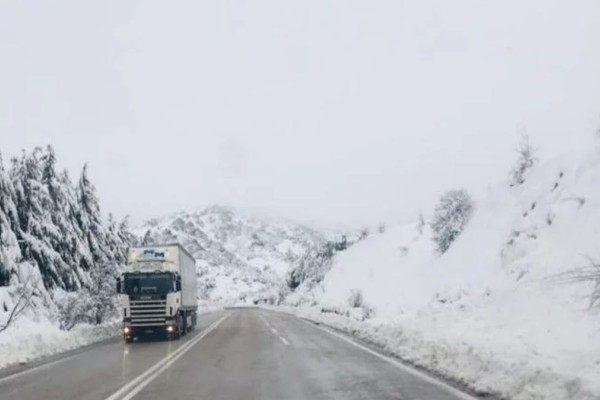 Έπεσαν τα πρώτα χιόνια στην ορεινή Φθιώτιδα - Απίστευτες εικόνες