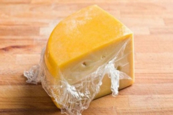 Τυλίγετε με μεμβράνη το τυρί και το βάζετε στο ψυγείο; Σταματήστε αμέσως!
