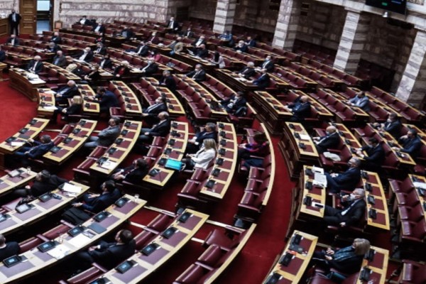 Βουλή: Υπερψηφίστηκε ο προϋπολογισμός του 2022 με 158 «ναι»!