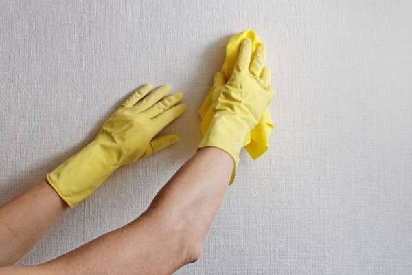 Βρόμικοι τοίχοι; Το σούπερ κόλπο για να καθαρίσεις τους λεκέδες χωρίς να αφήσεις στάμπες!