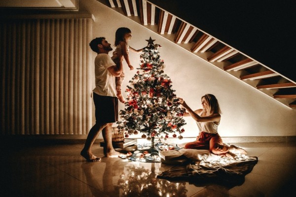 Πώς και πότε δημιουργήθηκαν τα λαμπάκια χριστουγεννιάτικου δέντρου;