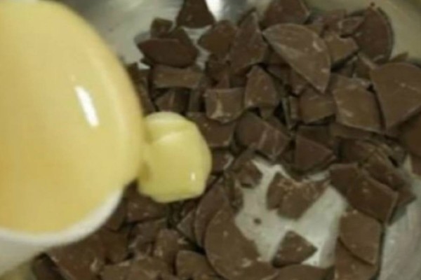 Ρίχνει κομμάτια σοκολάτας και και ζαχαρούχο γάλα σε μια κατσαρόλα! Το αποτέλεσμα ; Θα σας ξετρελάνει!