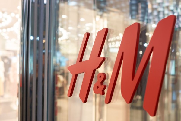 Το τζιν με 12,99 από τα H&M που δεν πρέπει να λέιψει από τη ντουλάπα σας