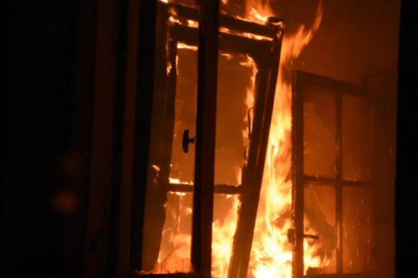 Συναγερμός στο κέντρο της Αθήνας: Μεγάλη φωτιά σε διαμέρισμα στην Κυψέλη – Εντοπίστηκε άνδρας χωρίς τις αισθήσεις του (video)