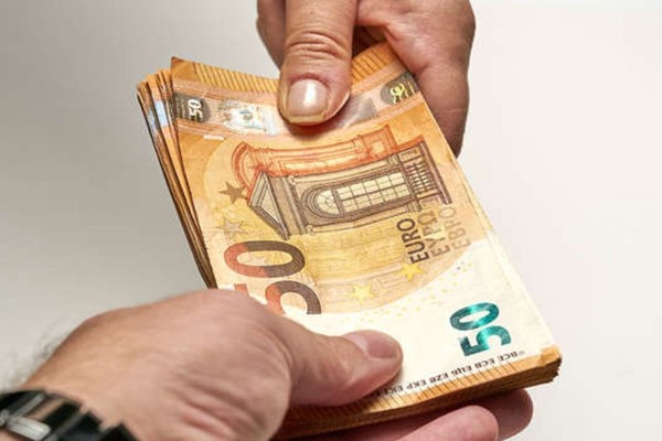 Μαθήματα ανθρωπιάς από πωλήτρια στη λαϊκή Παπάγου - Βρήκε 5.000 ευρώ και τα παρέδωσε