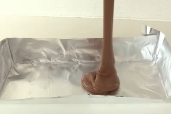 Ρίχνει σοκολάτα μέσα σε ταψί με αλουμινόχαρτο - Όταν βάζει τις φράουλες, φτιάχνει κάτι μοναδικό