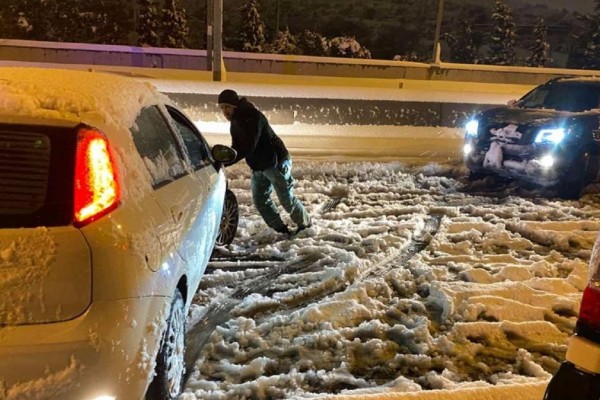 Κακοκαιρία Ελπίδα - Αττική Οδός: Σε εξέλιξη η επιχείρηση απεγκλωβισμού από στρατό και ΕΚΑΜ