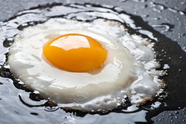 Έβαλε νερό σε ένα τηγάνι κι έριξε μέσα δυο αυγά - Το αποτέλεσμα θα σας ενθουσιάσει