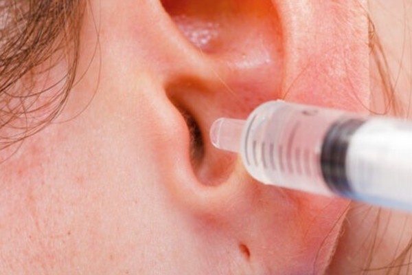 Κερί στα αυτιά; 3+1 φυσικοί τρόποι για να τα καθαρίσετε γρήγορα και με ασφάλεια
