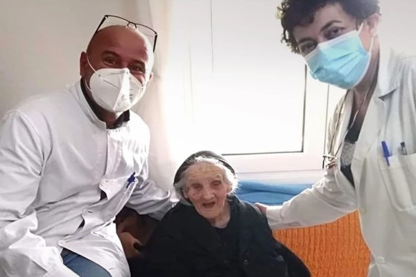 Απίθανη γιαγιά στις Σέρρες: Είναι 107 ετών και έκανε το εμβόλιο γιατί της έλειψαν οι φίλες της! (video)