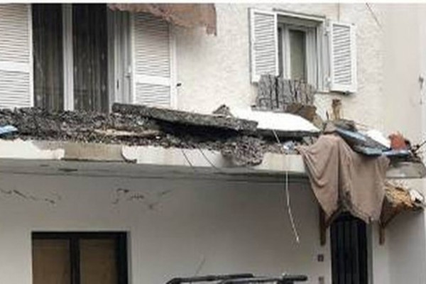 Αδιανόητες εικόνες: Κατέρρευσε μπαλκόνι στο Ηράκλειο - 