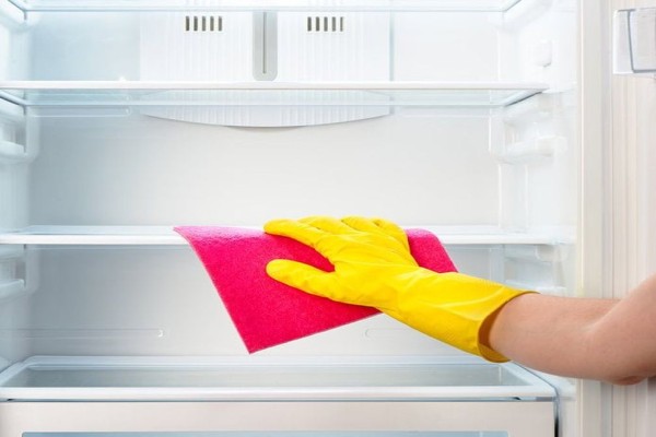 Το πανέξυπνο κόλπο για τον αποτελεσματικό καθαρισμό των συρταριών του ψυγείου