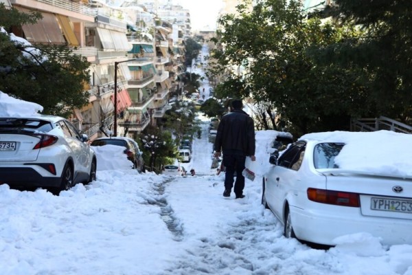 Σκηνές ντροπής: Τέσσερις μέρες μετά την «Ελπίδα» η Αθήνα παραμένει παράλυτη! (video)