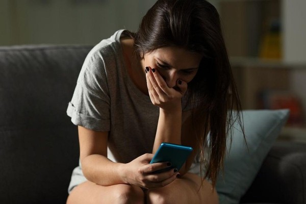 Καταγγελία σοκ για revenge porn: 28χρονος έστελνε γυμνές φωτογραφίες 16χρονης στον πατέρα της όταν χώρισαν