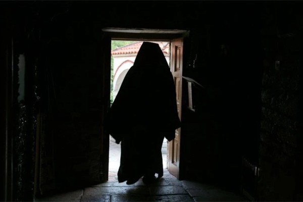 Φρίκη στα Κάτω Πατήσια: Συνελήφθη ιερέας που κατηγορείται για βιασμό ανήλικης