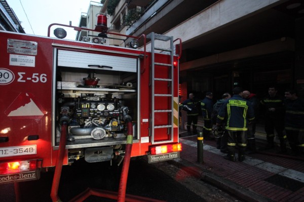 Φρίκη σε διαμέρισμα στο Κολωνάκι: Οι πυροσβέστες βρήκαν απανθρακωμένη ηλικιωμένη γυναίκα αγκαλιά με το γατάκι της