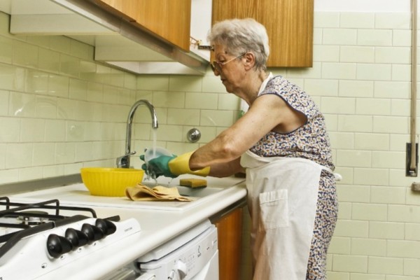 Ετοιμάζεσαι για γενικό καθάρισμα στο σπίτι; 5+1 έξυπνα κόλπα της γιαγιάς που αγνοούσαμε