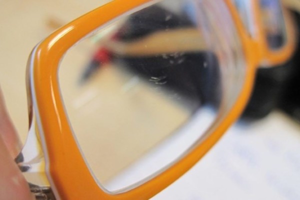 3+1 σούπερ τρόποι να διώξετε τις γρατζουνιές από τα γυαλιά σας
