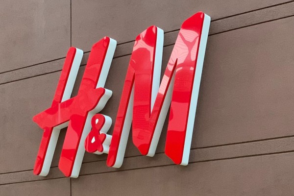 Το στυλάτο τζιν από τα H&M που σου δίνει τη τέλεια σιλουέτα