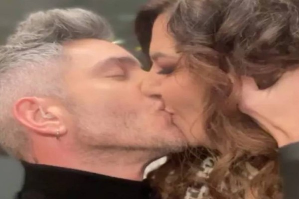 Κατερίνα Ζαρίφη και Θεοχάρης Ιωαννίδης φιλιούνται με πάθος στο στόμα