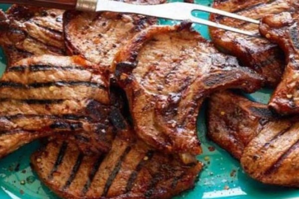 Σκληρό κρέας τέλος! Κάνε τη μπριζόλα «λουκουμάκι» με αυτό το έξυπνο κολπάκι (Video)