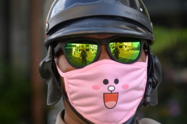 Η αστυνομία διαμαρτυρήθηκε γιατί παρέλαβε... ροζ προστατευτικές μάσκες για τον κορωνοϊό!